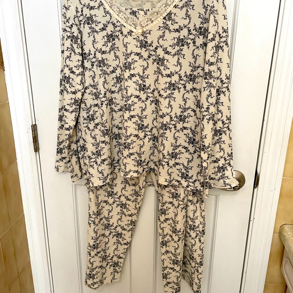 Women’s pajama set, never worn.Size large.